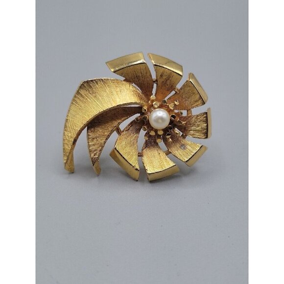 Vintage BSK Flower Swirl Brooch Pin Faux Pearl Brushed Gold Tone 1950s Signed - Picture 1 of 7